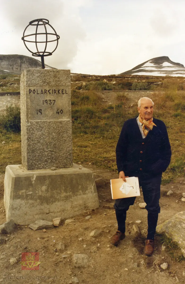 Monument ved polarsirkelen på Saltfjellet i Nordland. 
E6. Polarsirkelstøttas far, Eivind Wiik, designet og tegnet støtta, Polarcirkel 1937 - 1940.