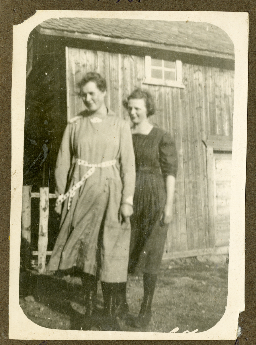 To damer i fartan i 1921.