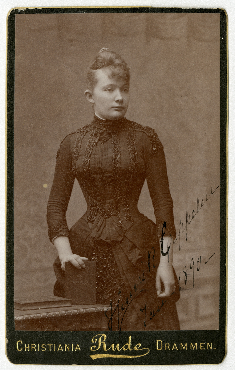 Portrettfoto av Emmerentze Hermana Cappelen 

Påskrift: Hermana Cappelen (?) 1890