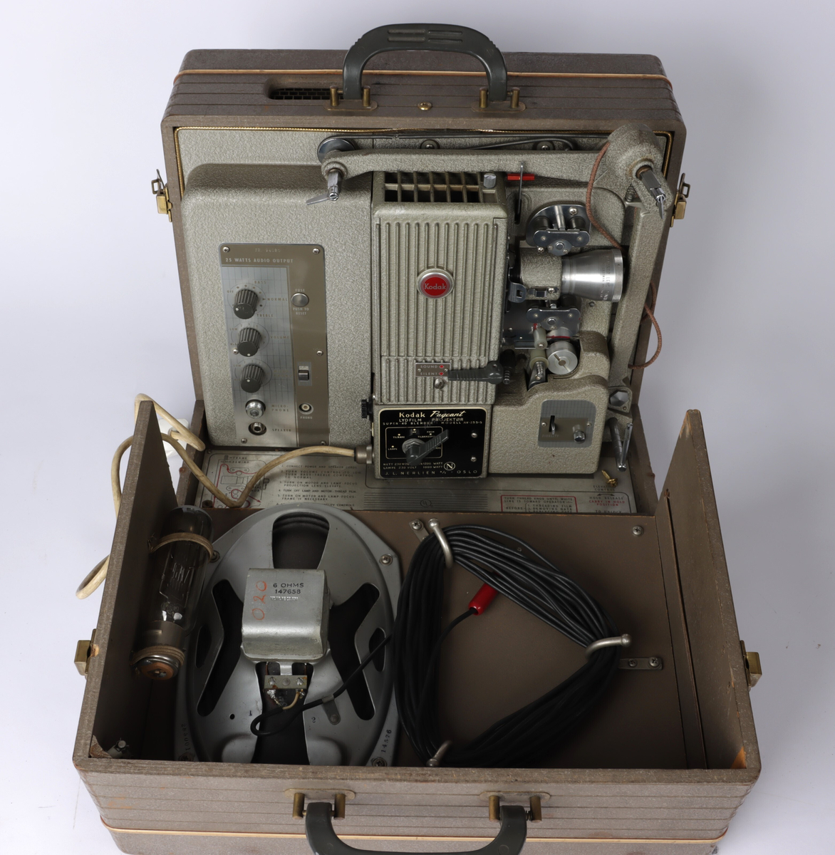 Fremviser/prosjektor fra Kodak bygd inn i en kasse av lakket komposittmateriale. Kassen har låser på hver side slik at den kan åpnes og sidepanelet fjernes. På toppen av kassen er det to hanker for å bære.