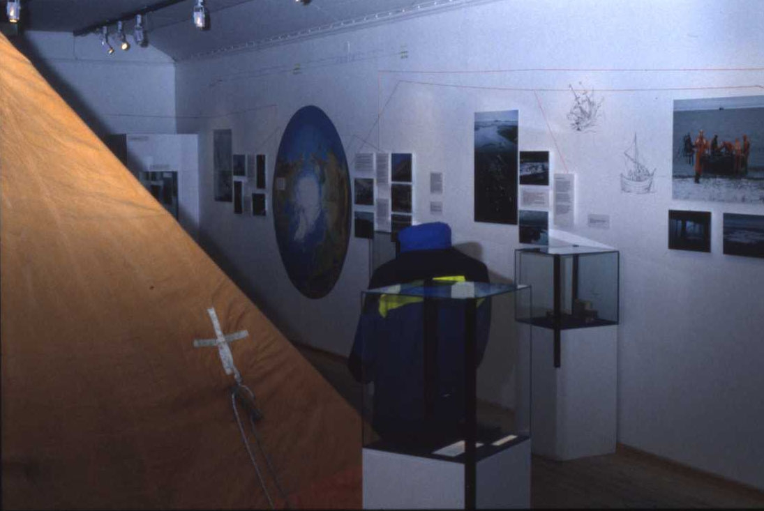 Del av ett tält, docka med kläder från polarforskningssekretariatet, montrar och bilder på väggarna.