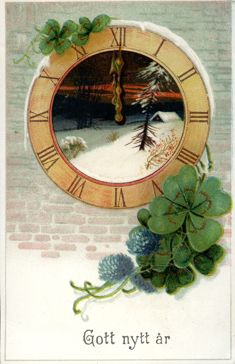 Illustrerad bild föreställande en klocka mot en tegelvägg. där klockans mitt har en bild av ett vinterlandskap, över spridda runt om klockan 
påskrift: Gott nytt år vykortets nederkant.