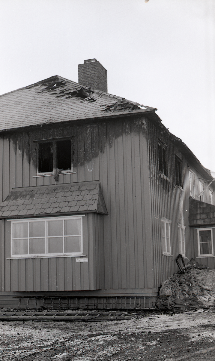 Eksplosjonsartet brann ved Svalbard Radio. Det brøt ut brann i bestyrerens leilighet, og bestyreren omkom. 