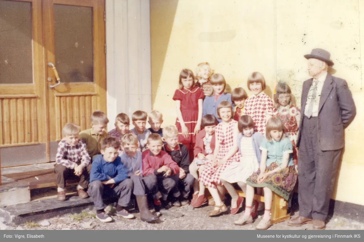 Sarnes. Gruppebilde med elever foran Solvang internatet. 1960/61.