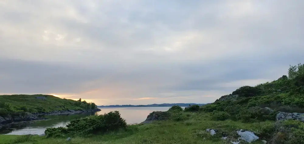 Sommerkveld i Naustvika ved Lyngheisenteret på Lygra