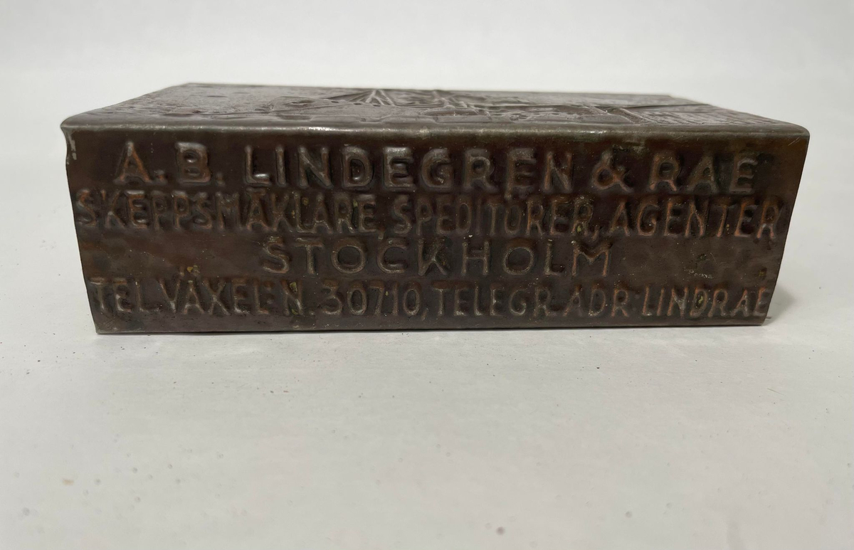 Hållare för tändsticksask i hamrad metall, A.B. Lindgren & RAE, Stockholm