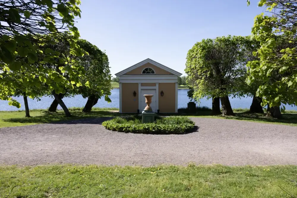 Lysthuset på Bogstad gård med Bogstadvannet i bakgrunnen