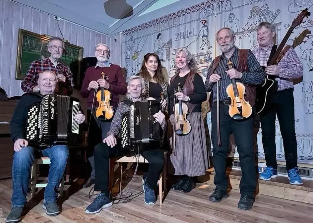 Bågådraget spiller lokal tradisjonsmusikk fra Solør, Finnskogen m/omegn og danse til den musikken