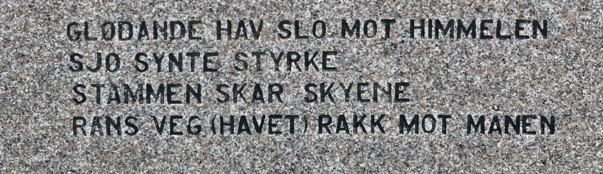 Tekst frå monumentet på norsk:
Glødande hav slo mot himmelen
Sjø synte styrke
Stammen skar skyene
Rans veg (havet) rakk mot månen