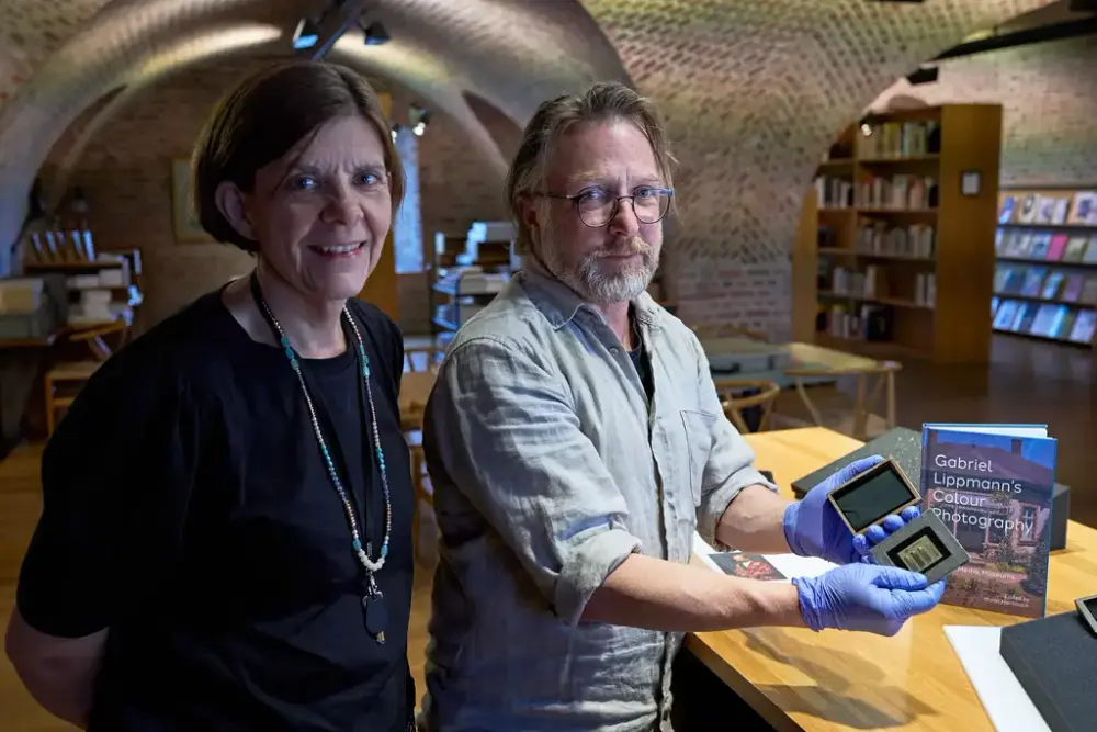 Direktør Cecilie Øien og fotokonservator Jens Gold med platene museet kjøpte på auksjonshuset Lempertz.