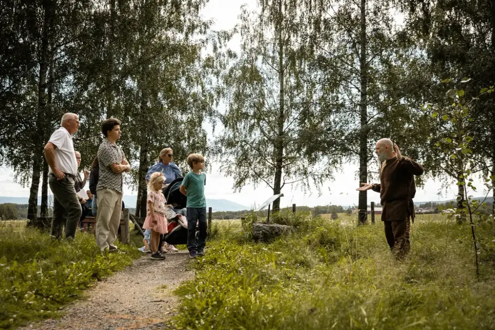 Gravfeltet med Jørgen som har omvisning for en liten gruppe mennesker