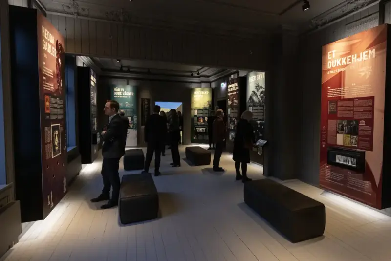 Utstillingen "Jeg spørger helst" på IBSEN Museum & Teater