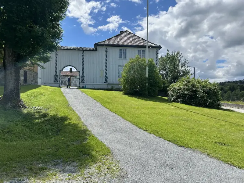 Grusgangen mot hovedporten på Fossesholm. 