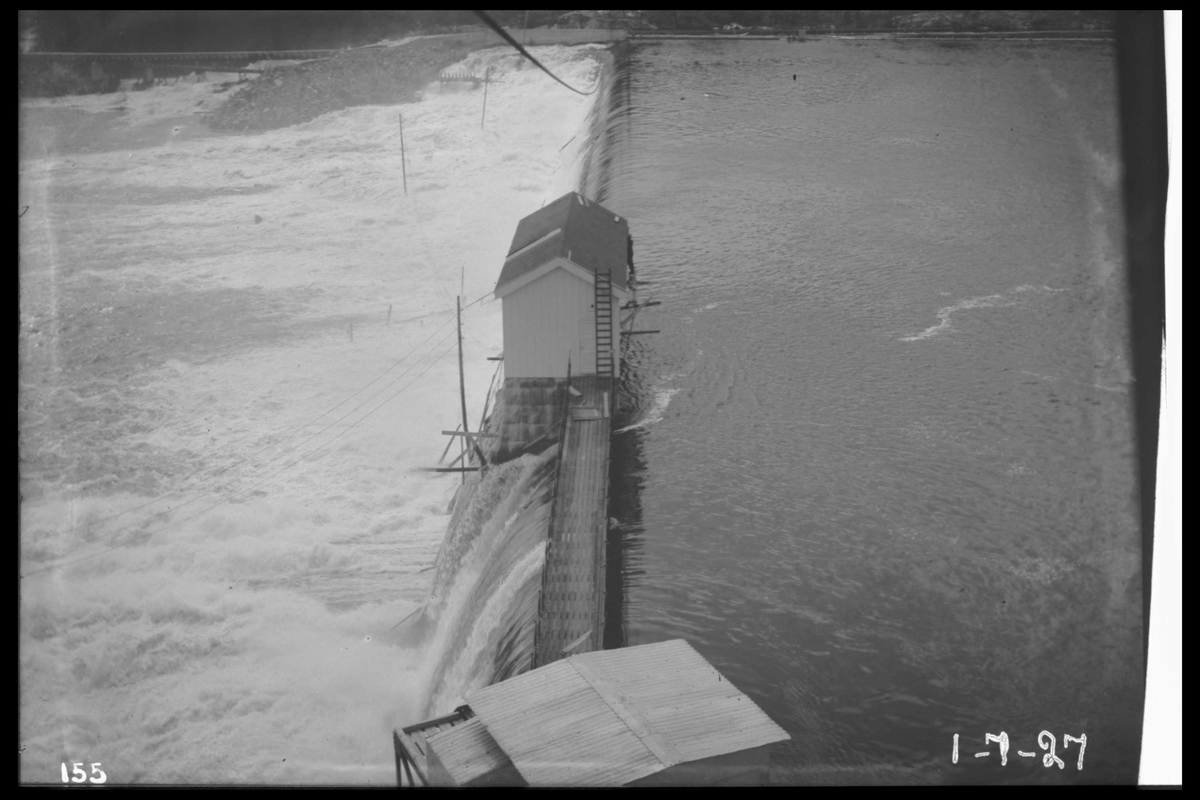 Arendal Fossekompani i begynnelsen av 1900-tallet
CD merket 0010, Bilde: 36
Sted: Flatenfoss i 1927
Beskrivelse:  Dammen med overløp i flom