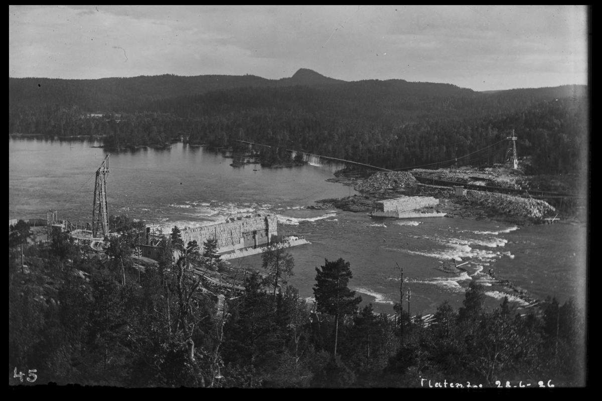 Arendal Fossekompani i begynnelsen av 1900-tallet
CD merket 0468, Bilde: 33
Sted: Flaten
Beskrivelse: Oversikt mot Olsbu. Bilde tatt nedover elva