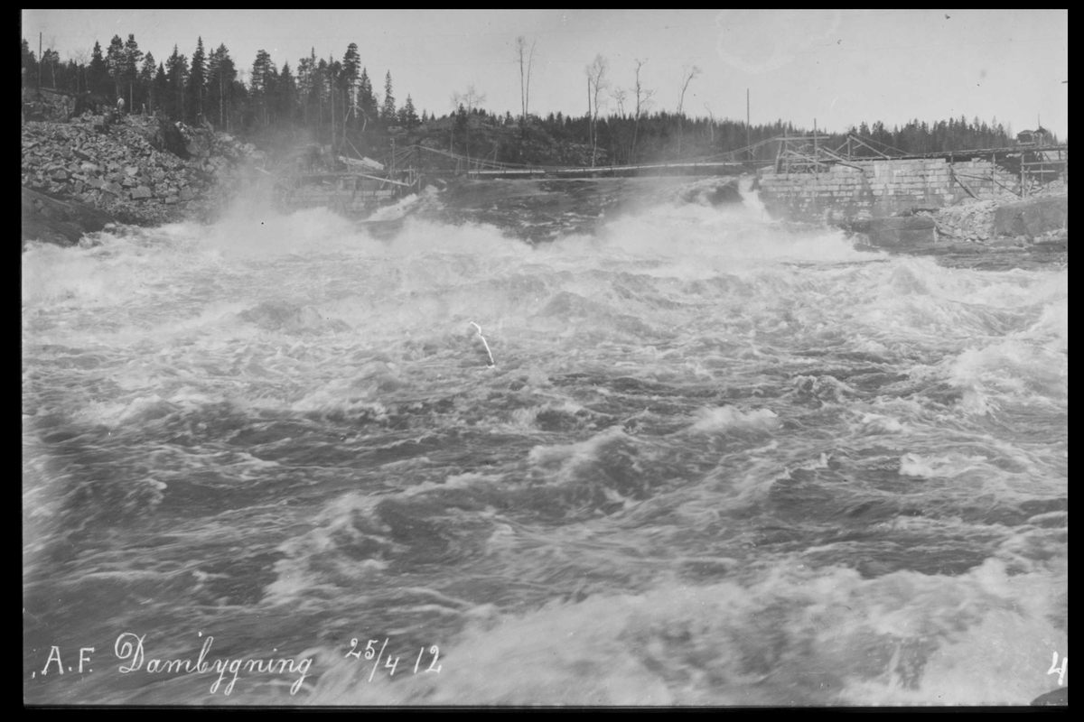 Arendal Fossekompani i begynnelsen av 1900-tallet
CD merket 0469, Bilde: 40
Sted: Haugsjå
Beskrivelse: Dambygging