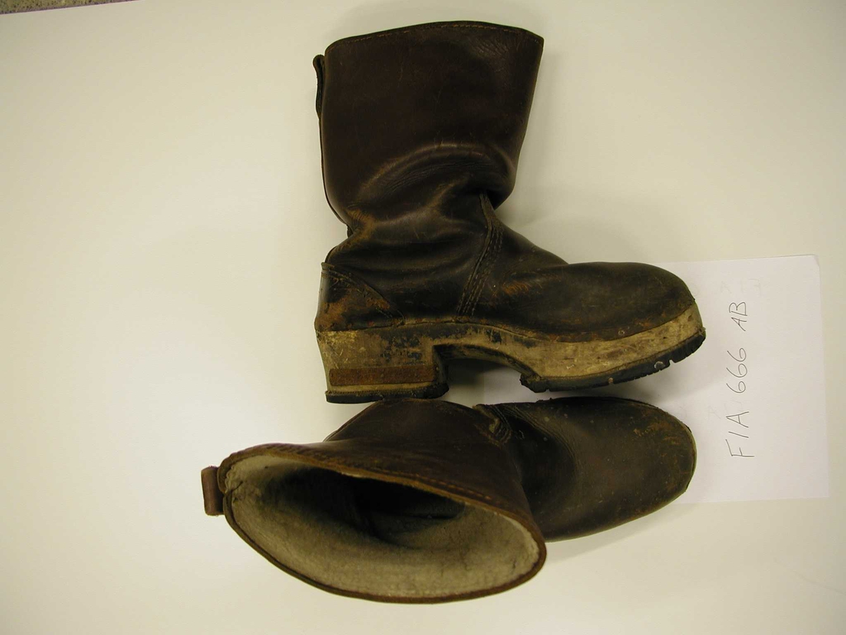 Støvlene er fòret med ullfrottè, lær utvendig, tykk tresåle med rester fra et bildekk som sklisåle.