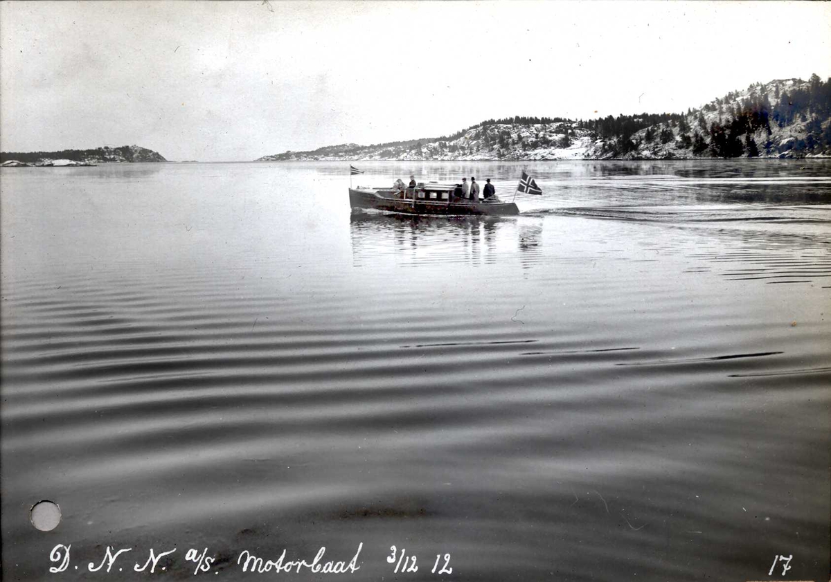 "03/12-1912" Nitriden. M/B "Nitrid I" bygd i Fredrikstad, representasjonsbåt for Nitriden frem til 1920 årene. Båten på Tromøysund, Tromøy til høyre, Hvideberget til venstre.
