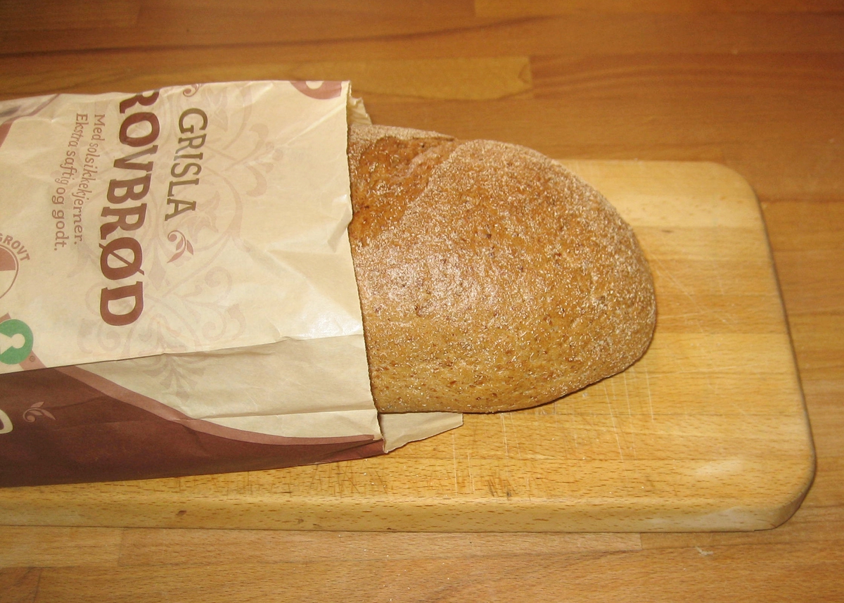 Forsiden: To brød plassert i et fat. Fotografiet er i bruntoner. Nøkkelhull ikon