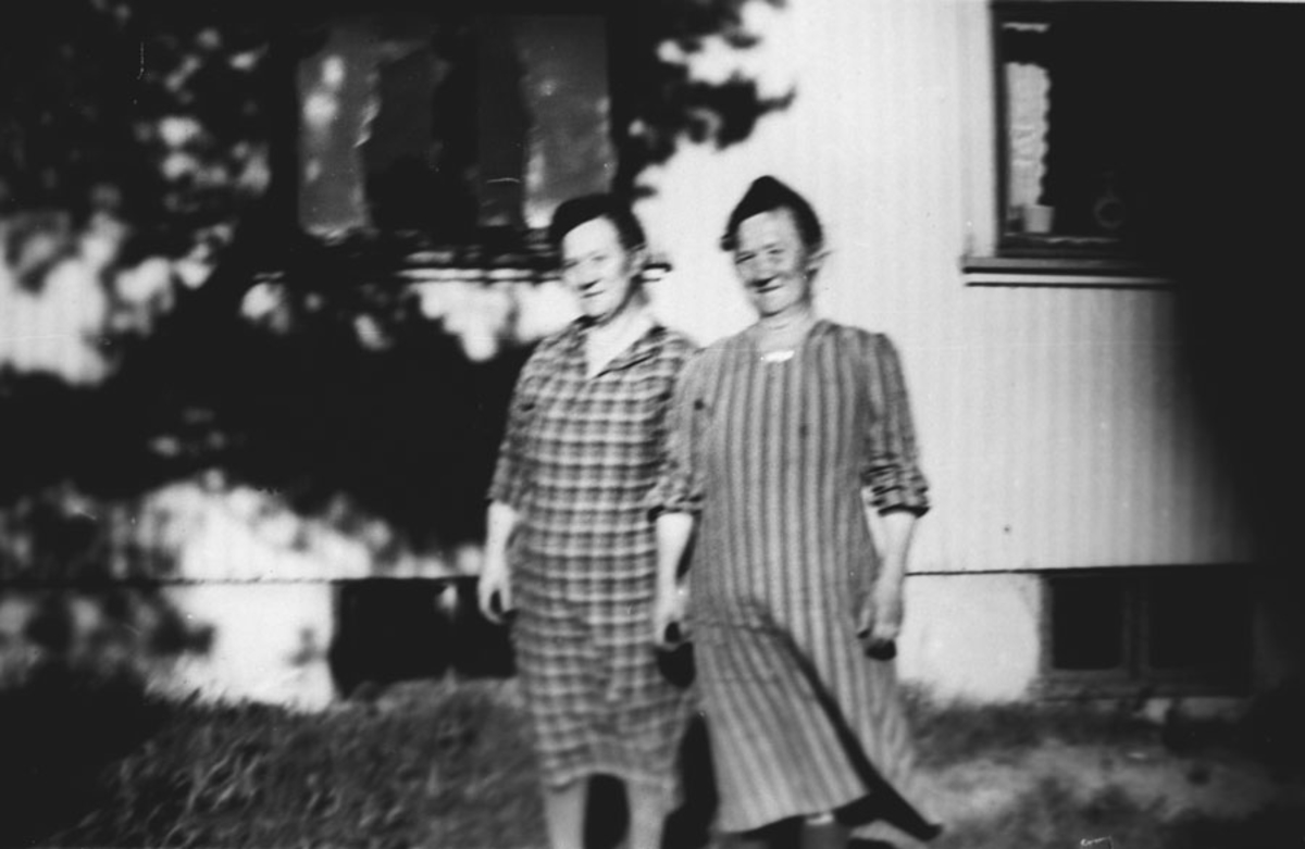 Fru Skoghus og hennes tvillingsøster.