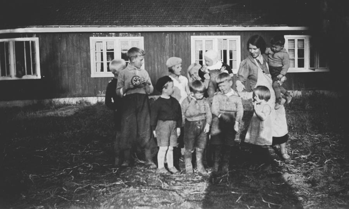 Arnbjørg Ødegård og mange barn klare til potetopptaking.