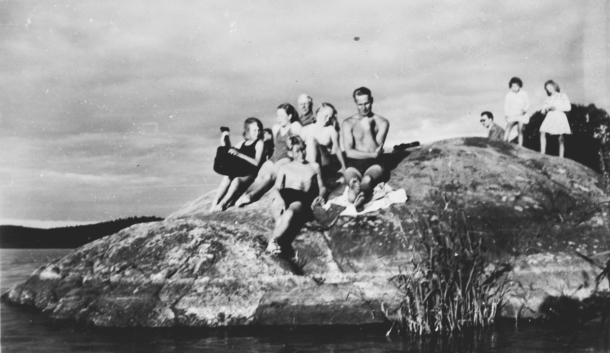 Badeliv på Prestegårdsstranda sommeren 1951