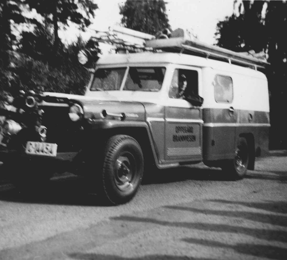 Opptog i forbindelse med Oppegård kommunes 50-års jubileum. En bil fra Oppegård Brannvesen (av merke Willys).