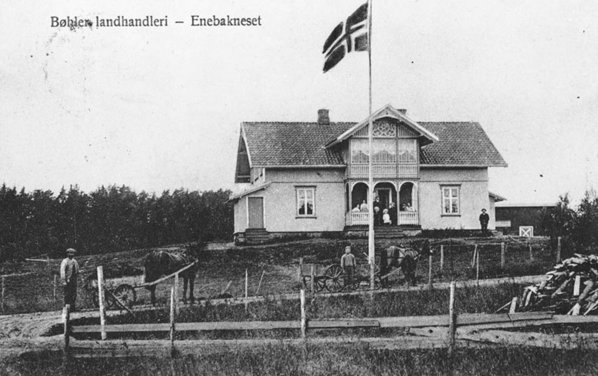 Bøhler landhandleri - Enebakneset. Nasjonalflagget til topps. Postkort