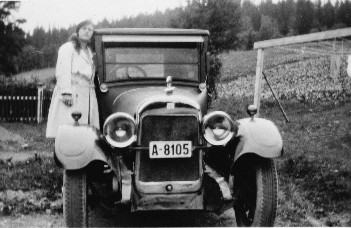 Sjåfør Jane foreviget med veteranbil før tur til Lillehammer.