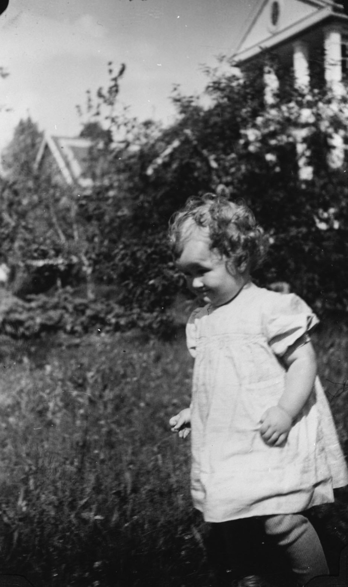 Birgit traver i hagen til besteforeldrene, Flatland, V. Toten.