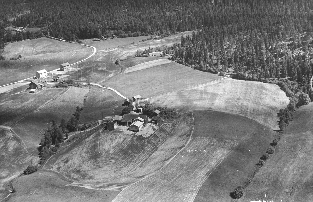 Flyfoto av Hovelsrudstua (til v.) og Østbystua (midt på).