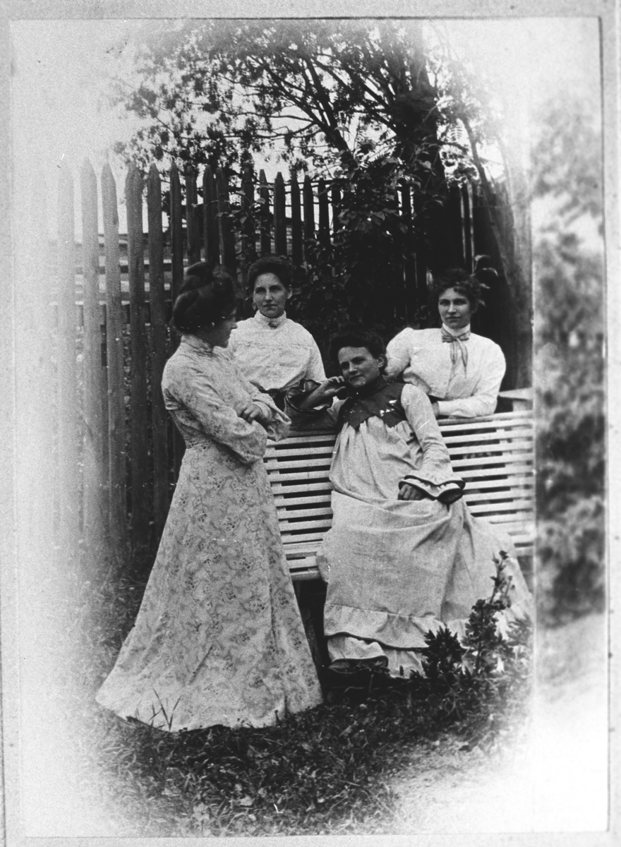 De 4 søstrene Dahlbak i haven på Nesa i Lillestrøm.