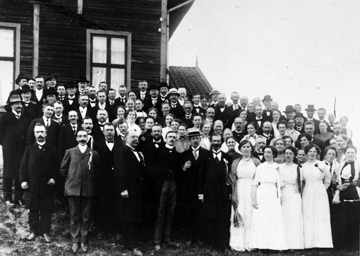 Sten skole 17. mai 1914
En festkledd forsamling stilt opp utenfor skolen. I forgrunnen fire kvinner i hvite kjoler.
