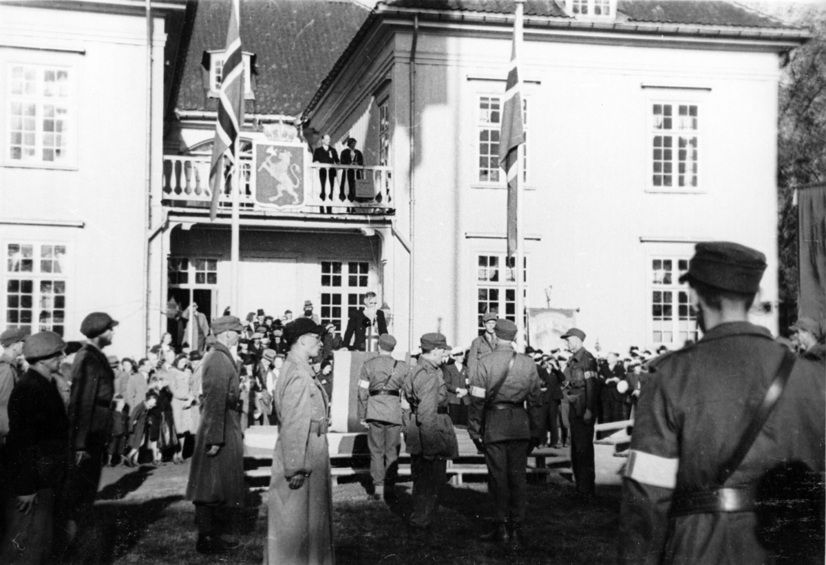 Hjemmefronten utenfor Eidsvoldsbygningen, ant. 17. mai 1945.