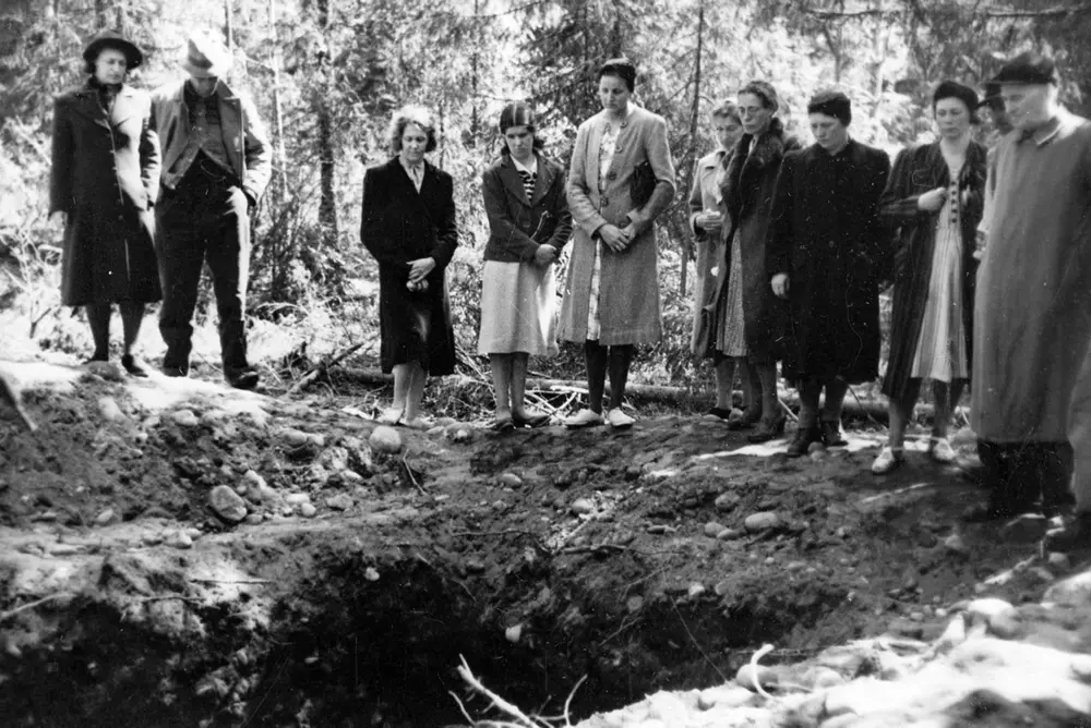 Folk ved en av massegravene på Trandum.