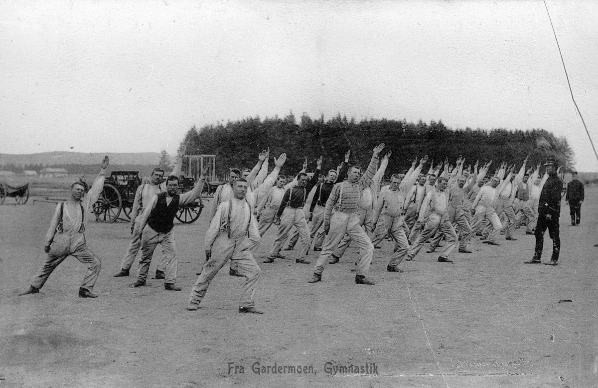 Soldater driver felles linjegymnastikk utendørs på Gardermoen