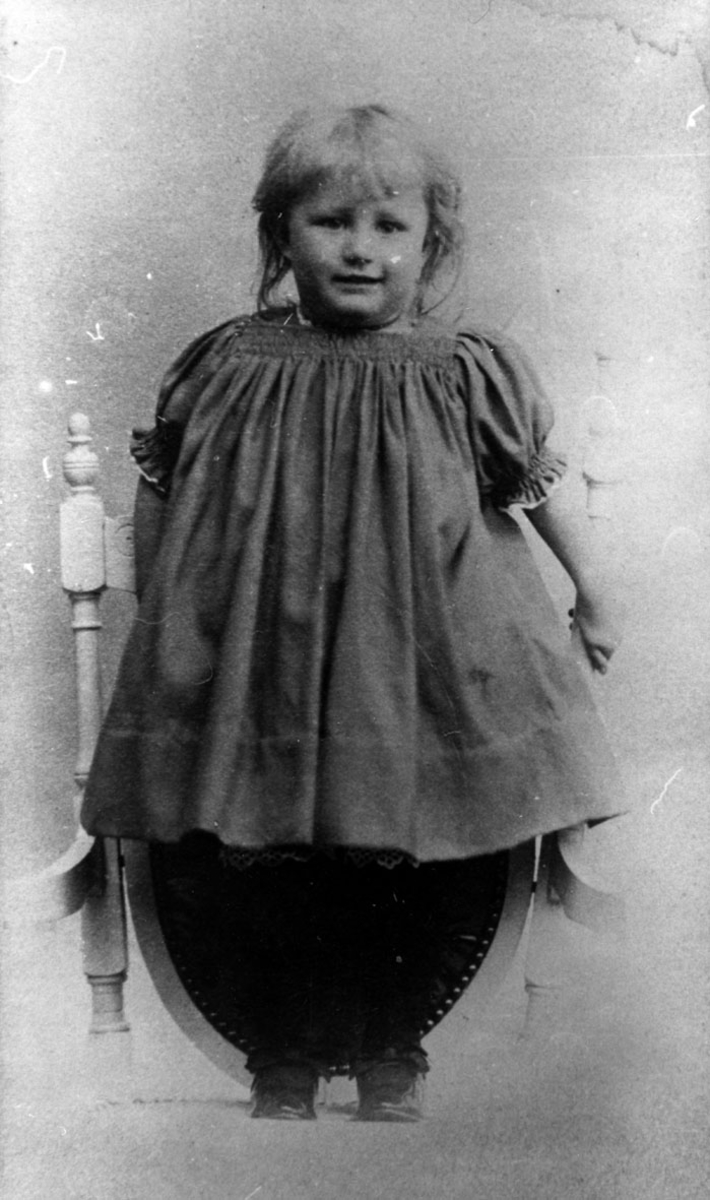 Portrett av Aslaug Ramstad som barn.