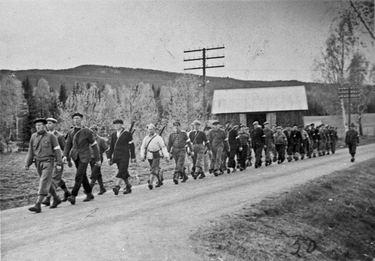 På veien Minnesund-Feiring. Styrkene skal for å ta over den tyske leiren på Minnesund. Kåre Trandum nr. 3 fra venstre.