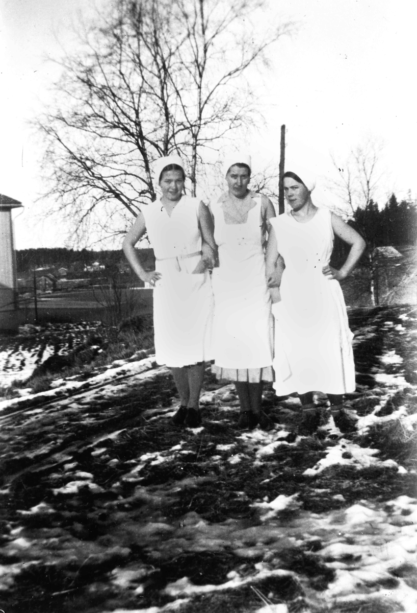 3 kvinner i hvite uniformer.