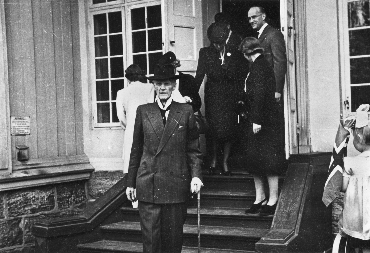 Kongelig besøk ved Eidsvollbygningen etter krigen. De kongelige var på flere besøk i årene etter krigen.