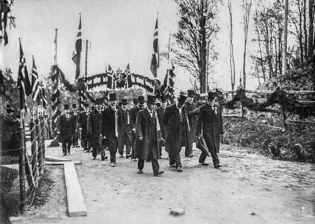 17. mai 1914. Storting og regjering kom med tog til Eidsvoll stasjon og gikk til fots opp Badebakken til Eidsvoll Kirke.