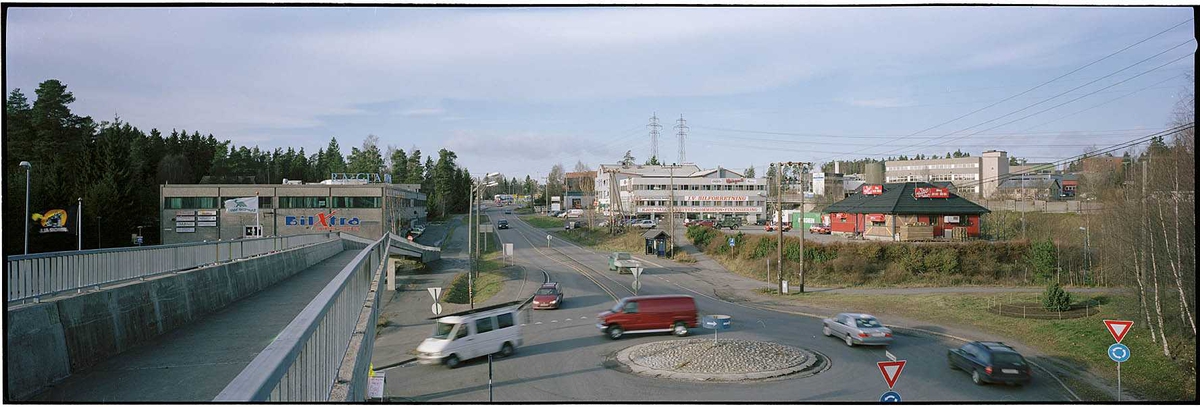 Solheimkrysset sett fra gang- og sykkelbroen.  Nye RaGla i bakgrunnen til venstre, Gamle RaGla i bakgrunnen til høyre. Fotovinkel: V