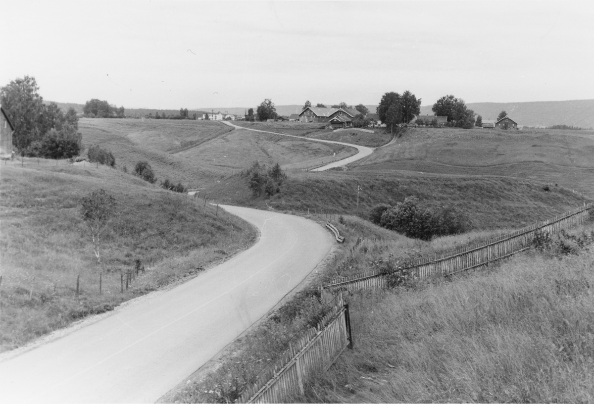 Utsikt fra Fossum bru retning Sørumsand. Riksveien fra ca 1930 har fremdeles grusdekke.