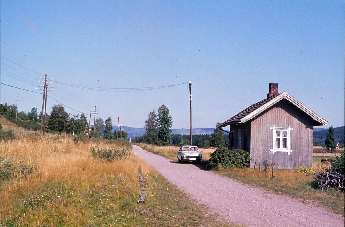 Ved Hornåseng stasjon fjorten år etter nedleggelsen av Aurskog-Hølandbanen. Urskog-Hølandsbanen, Tertitten. Tidligere stasjonsbetjent Gina Sannerud bodde fortsatt i huset.