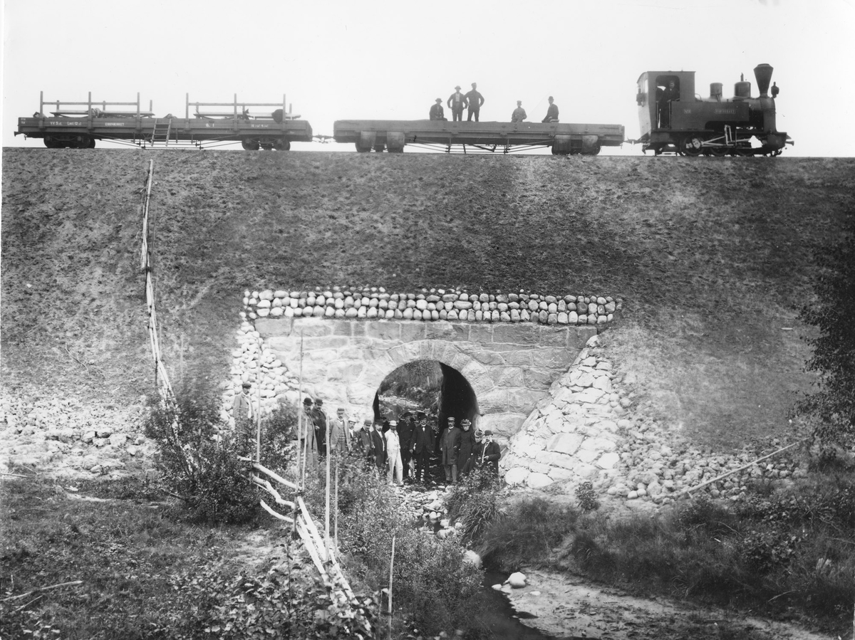 Inspeksjonstog ved Jødalsbekk kulvert sommeren 1896. Bakerst i toget en av Eidsverkets privatvogner påmontert karmer og benker for passasjertransport. Anders Olai Haneborg m/frue til høyre.