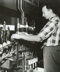 Lyspæreproduksjon ved Luma Fabrikker,.Egil Nordhagen kontrol