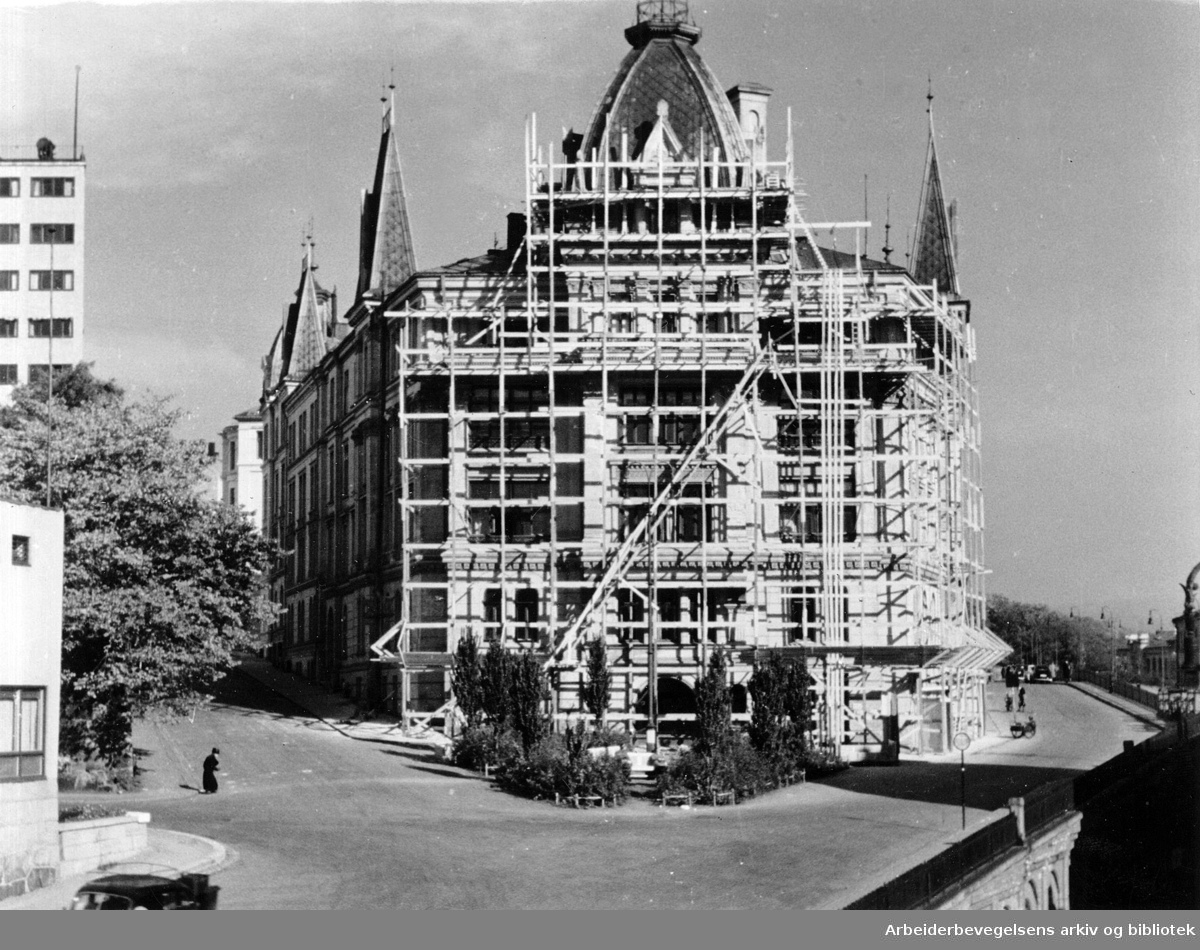 Reparasjonsarbeid på Gestapos hovedkvarter, Victoria Terrasse, etter bombeangrep 25. september 1942, .bildet er tatt i 1943..