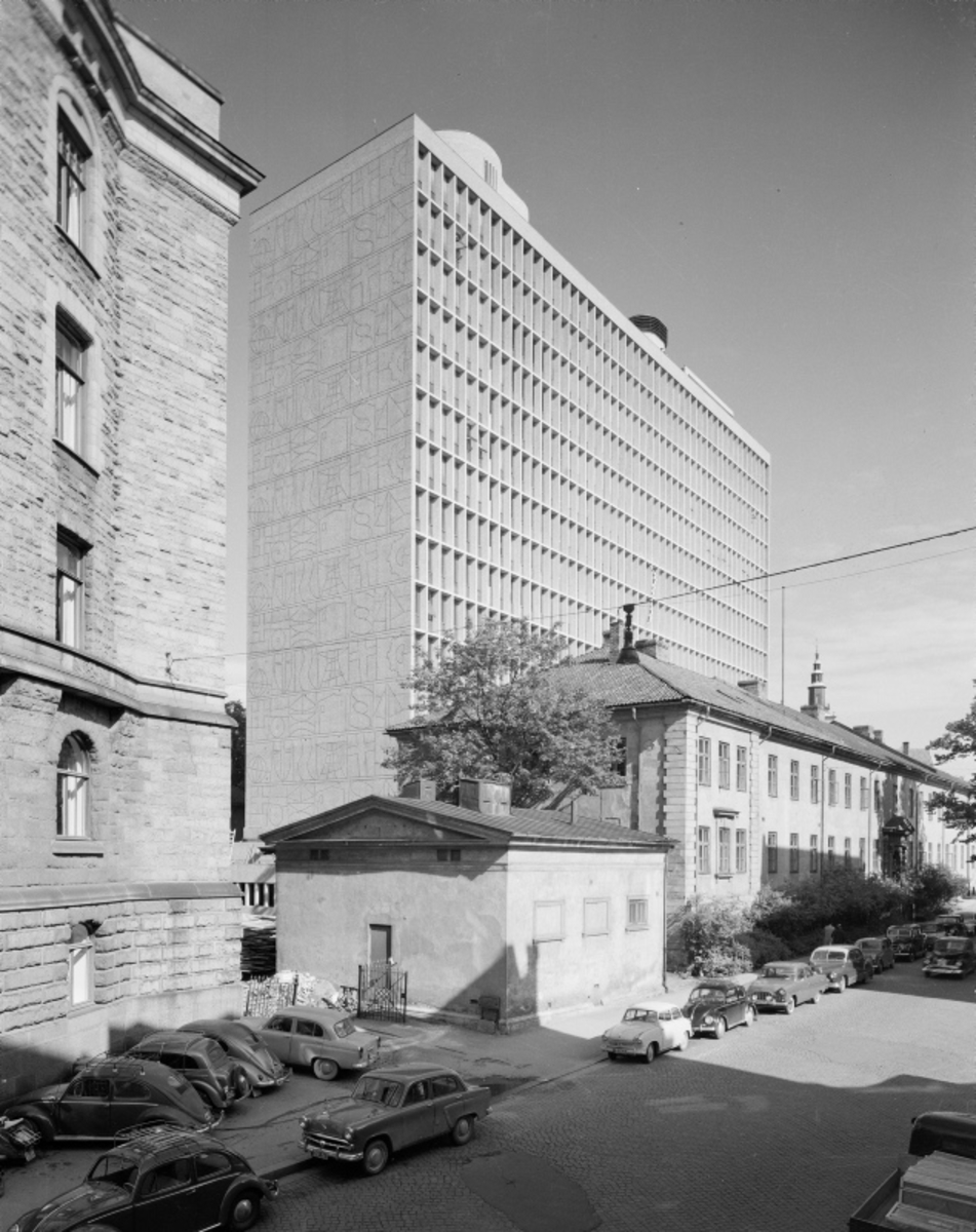 Regjeringsbygningen, nybygget, sett fra baksiden. Eldre bebyggelsse omkring. Fotografert i 1958.
