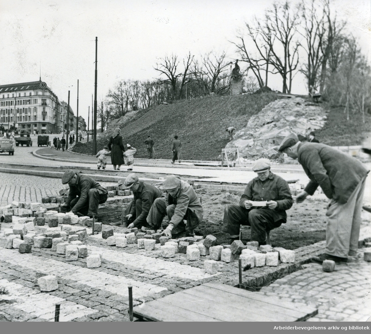 Drammensveien ved Slottsparken og Abelhaugen, .april 1950