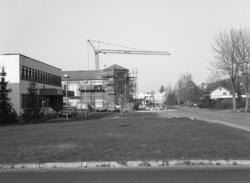 Kommunehuset og Nesset Sparebank i Eidsvåg.